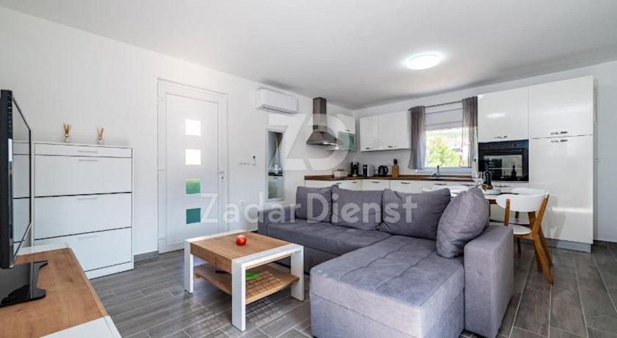 Elegante villa moderna con piscina a Karin