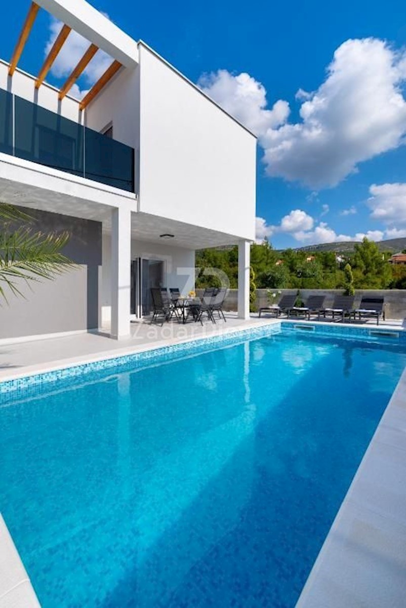Elegante villa moderna con piscina a Karin