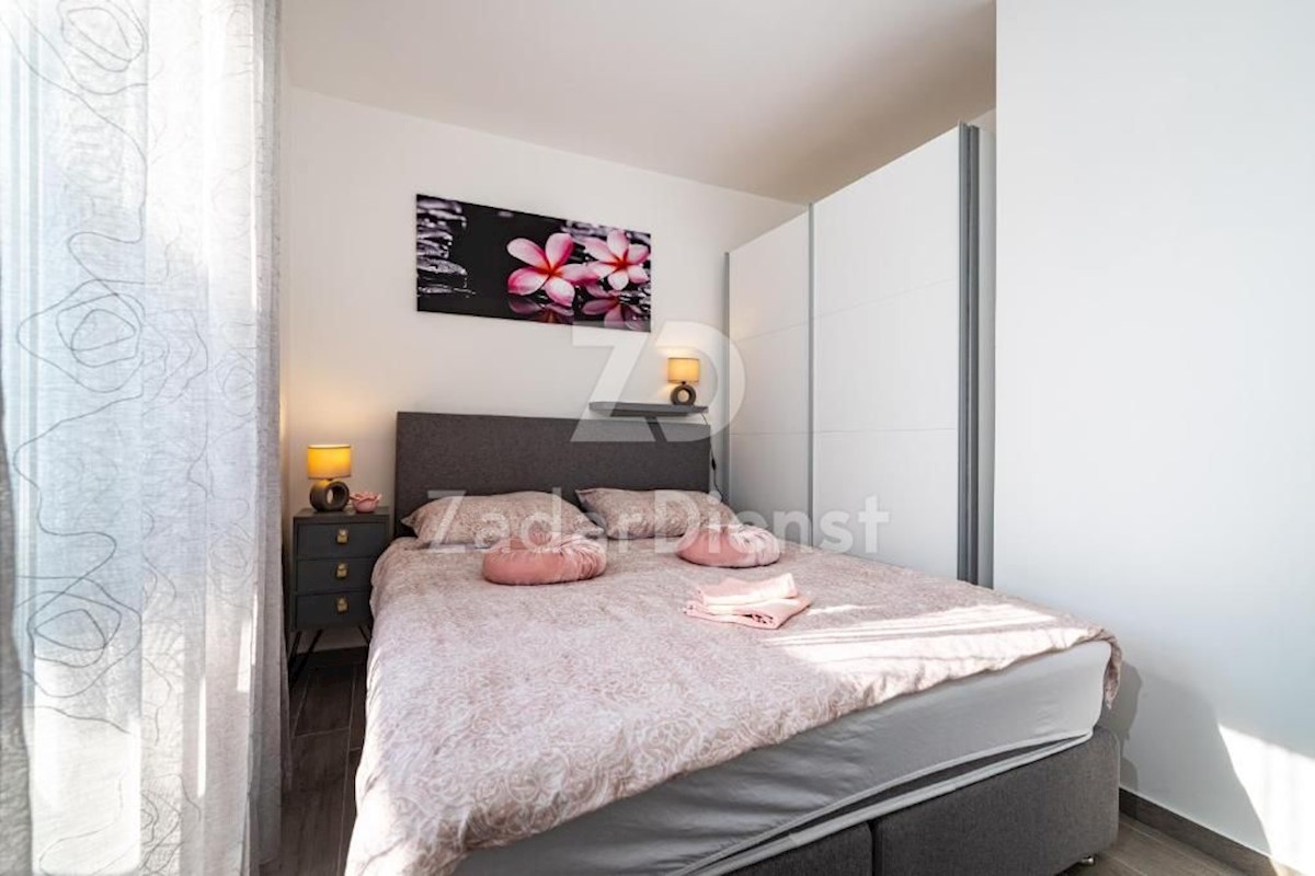 Elegante villa moderna con piscina a Karin