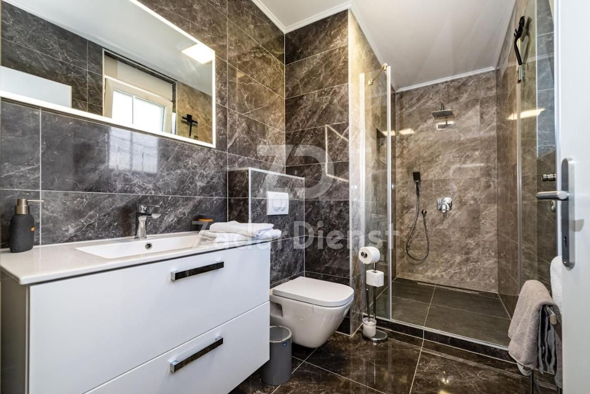 Elegante villa moderna con piscina a Karin