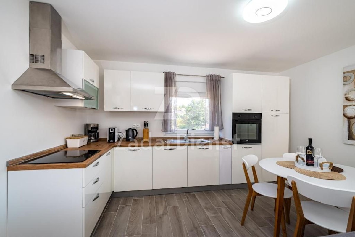 Elegante villa moderna con piscina a Karin