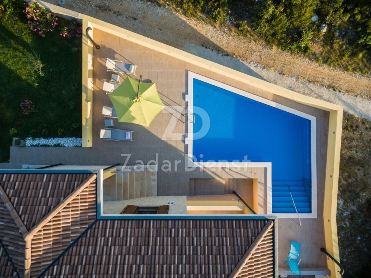 Villa con piscina e vista mare di 200 m2 - Maslenica