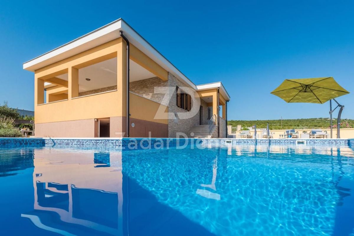 Villa con piscina e vista mare di 200 m2 - Maslenica