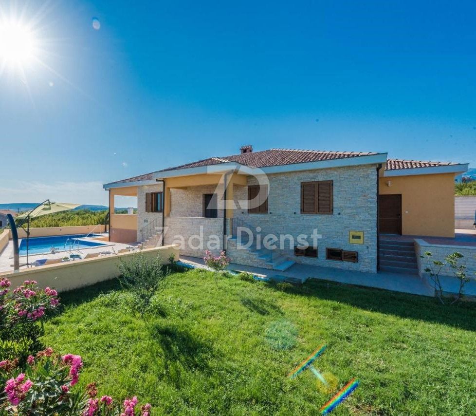 Villa con piscina e vista mare di 200 m2 - Maslenica