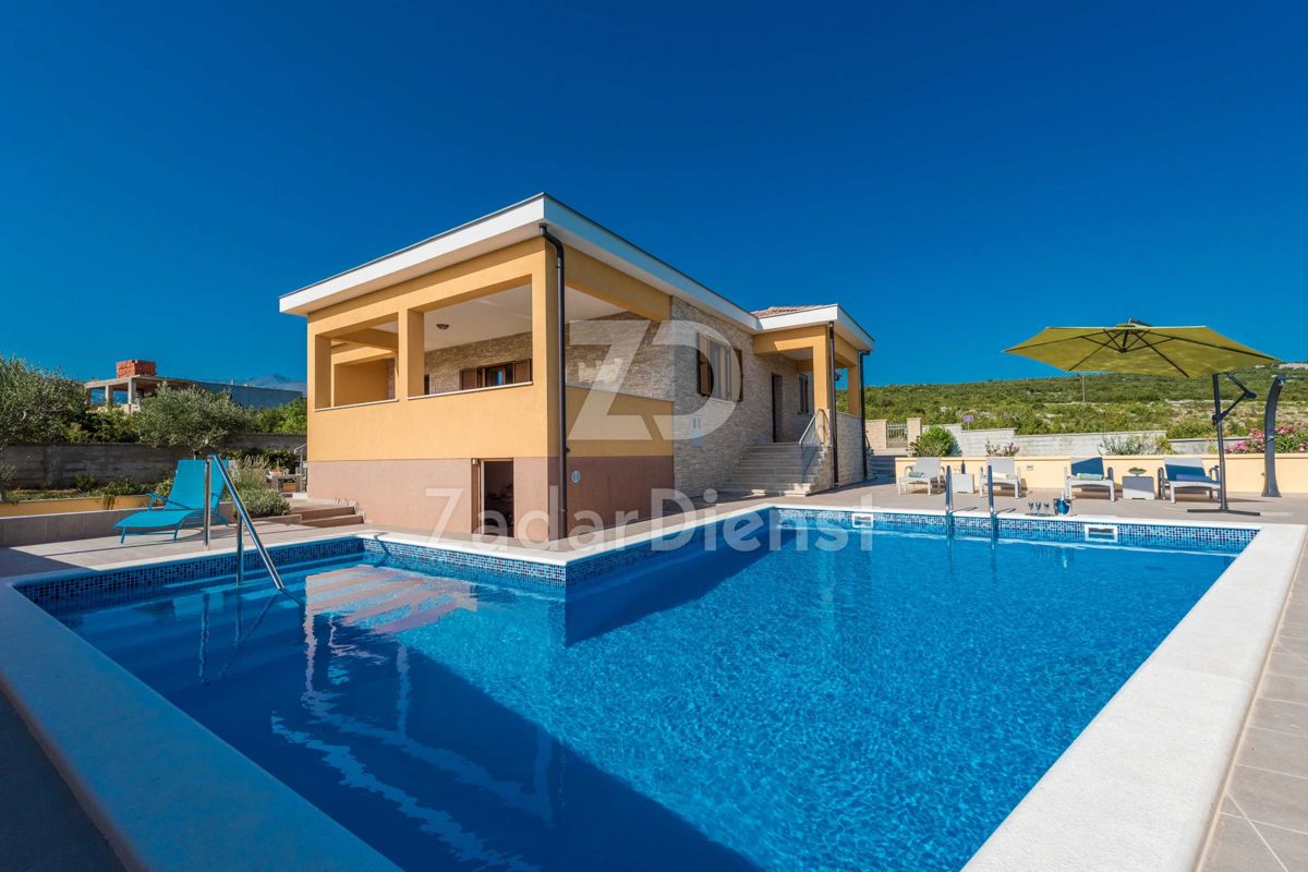 Villa con piscina e vista mare di 200 m2 - Maslenica