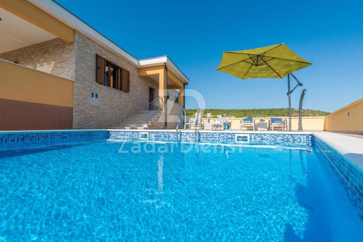 Villa con piscina e vista mare di 200 m2 - Maslenica