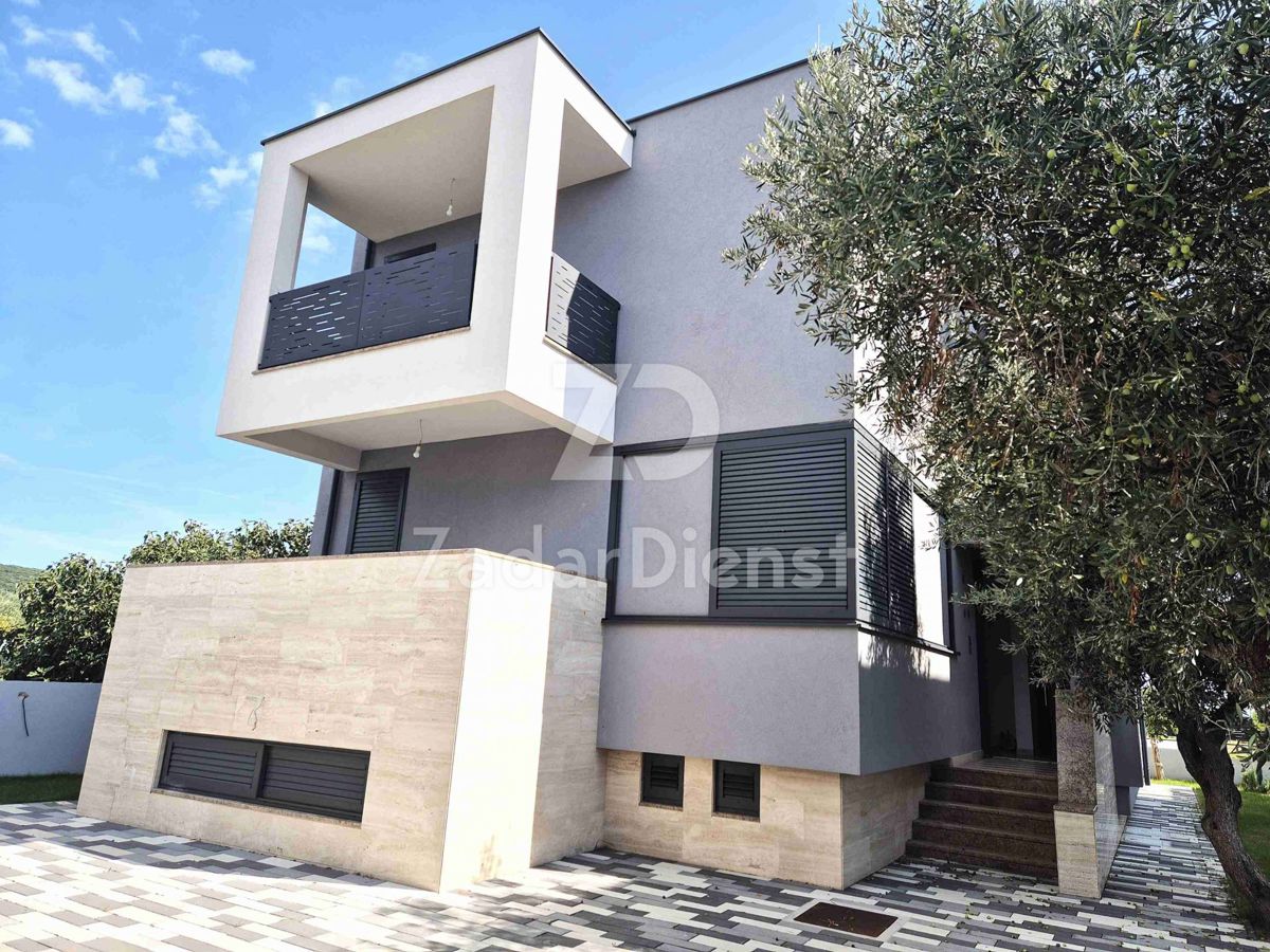 Villa con piscina e splendida vista sul mare