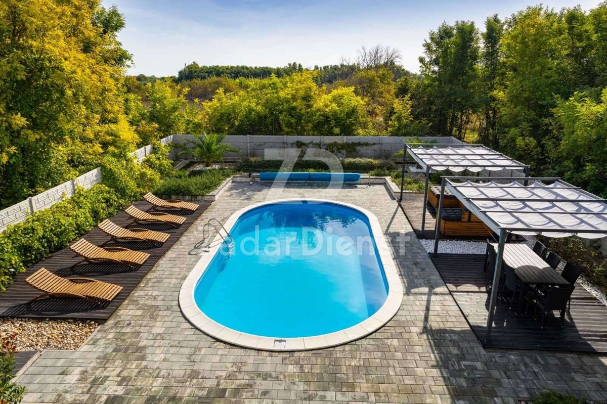 Villa moderna con piscina in una splendida zona di Privlaka