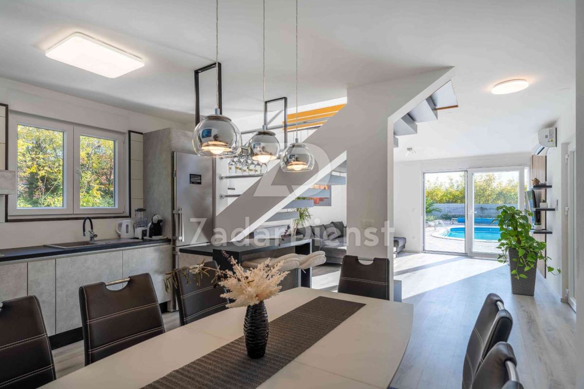 Villa moderna con piscina in una splendida zona di Privlaka