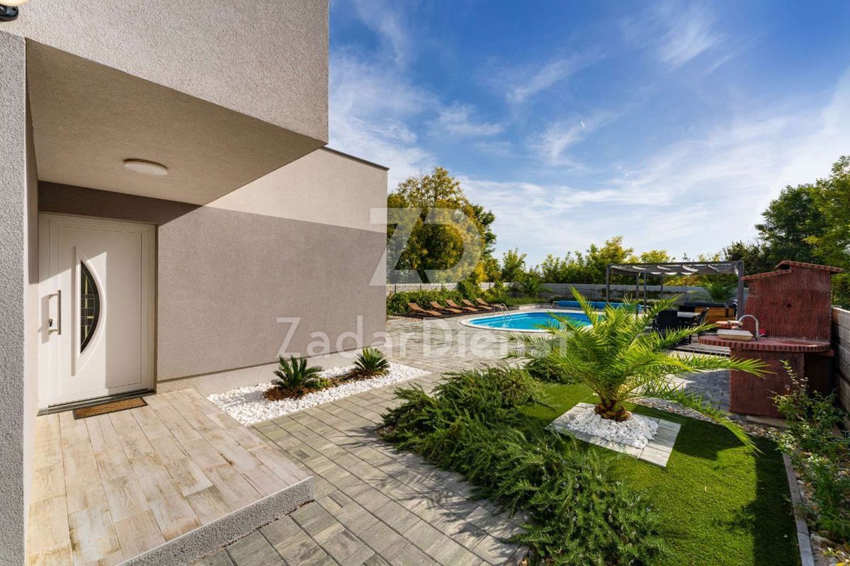 Villa moderna con piscina in una splendida zona di Privlaka