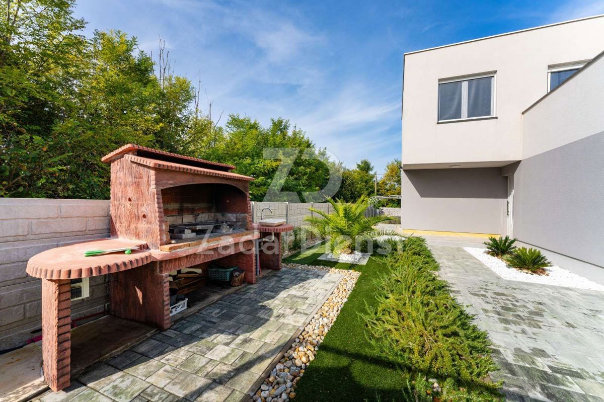 Villa moderna con piscina in una splendida zona di Privlaka