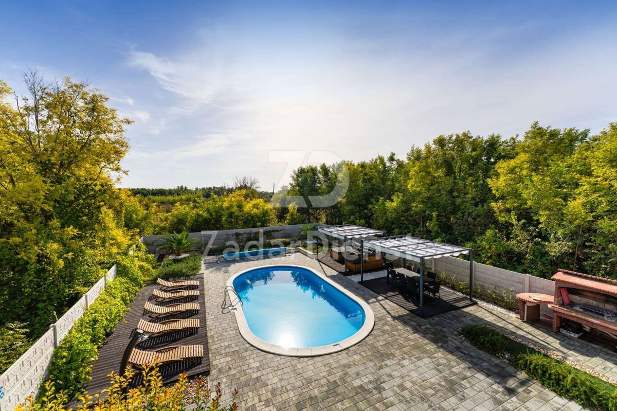 Villa moderna con piscina in una splendida zona di Privlaka