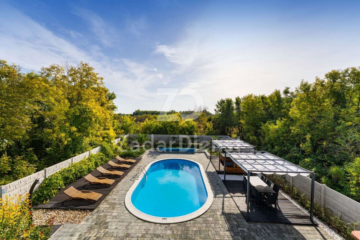 Villa moderna con piscina in una splendida zona di Privlaka
