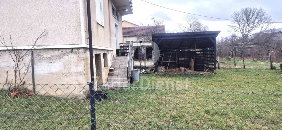 Casa con 3 unità abitative e terreno spazioso