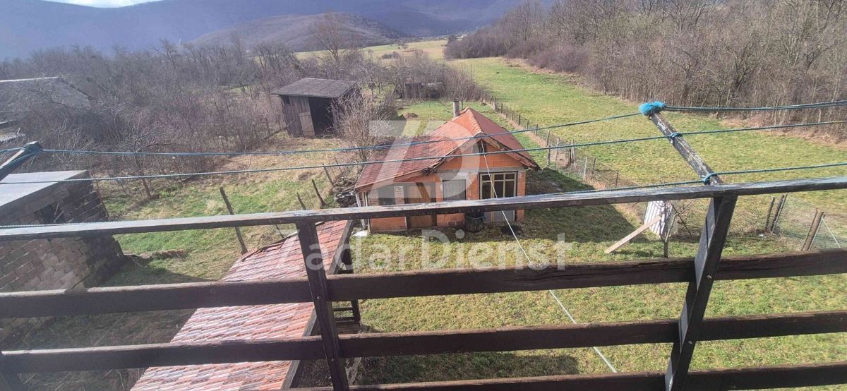 Casa con 3 unità abitative e terreno spazioso