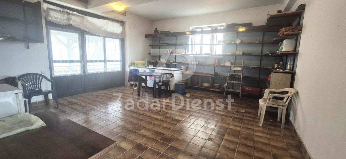 Casa con 3 unità abitative e terreno spazioso