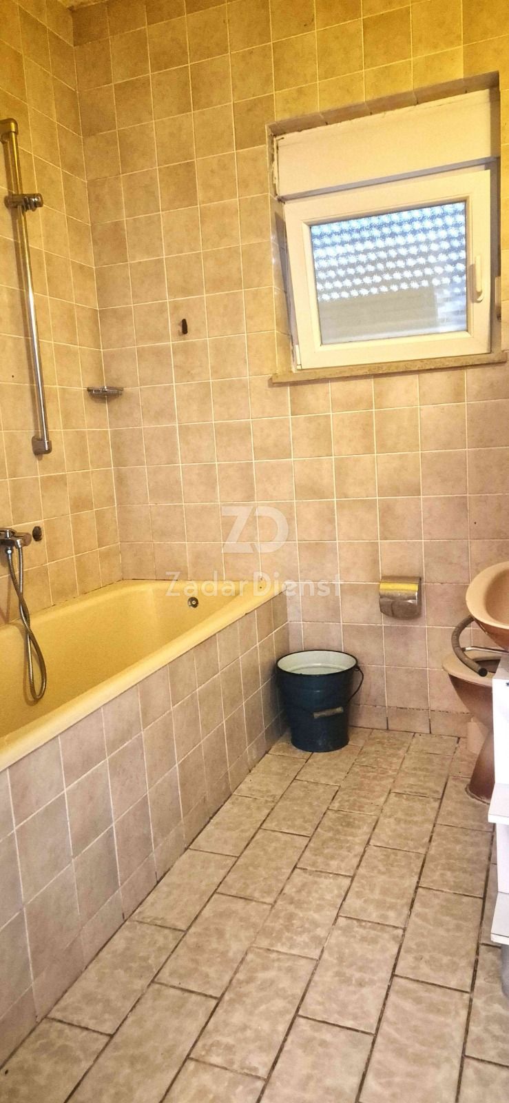 Casa con 3 unità abitative e terreno spazioso