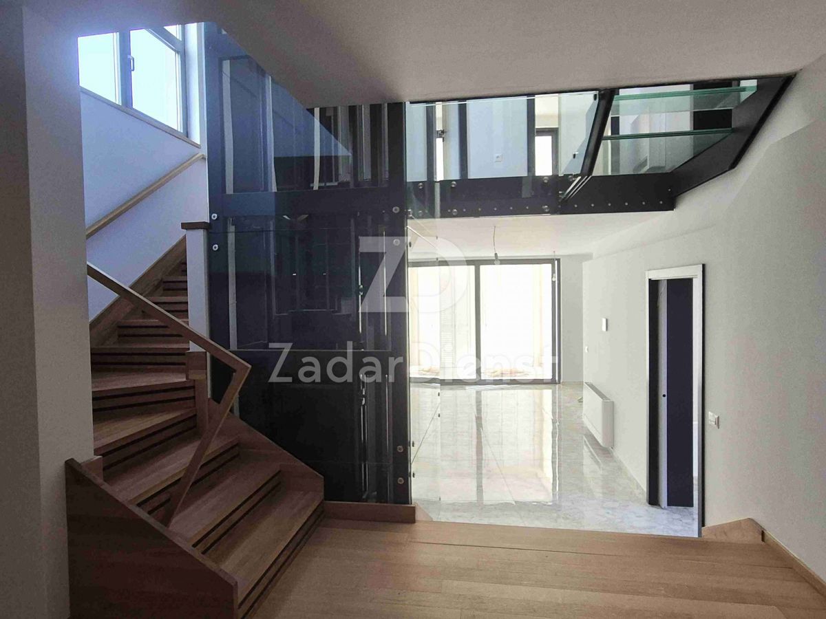 Villa moderna con piscina e vista mare a Sukošan