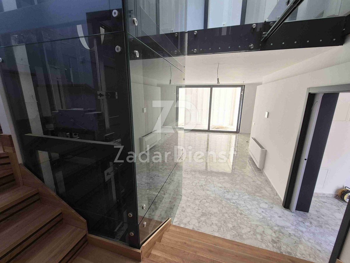 Villa moderna con piscina e vista mare a Sukošan