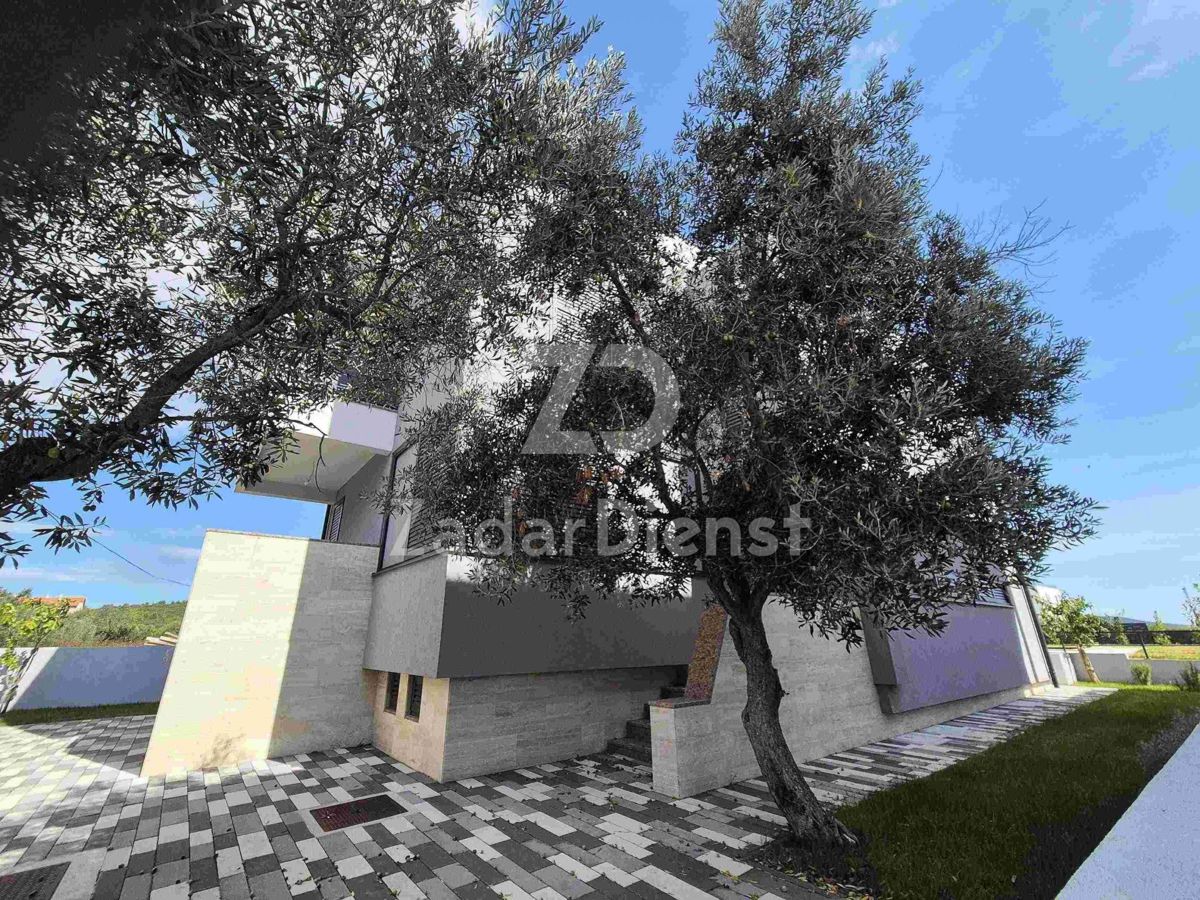 Villa moderna con piscina e vista mare a Sukošan