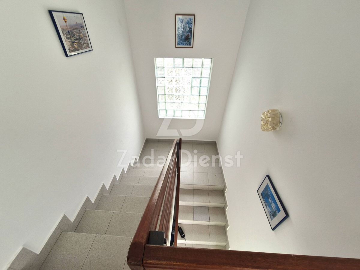 Casa con 4 unità abitative e vista sul mare a Sv. Filip i Jakov