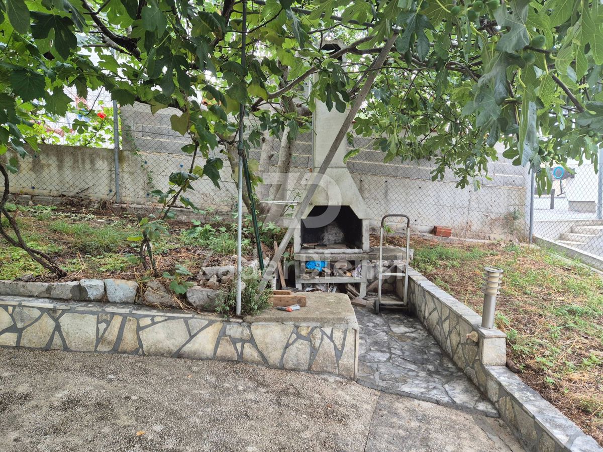 Casa con 4 unità abitative e vista sul mare a Sv. Filip i Jakov