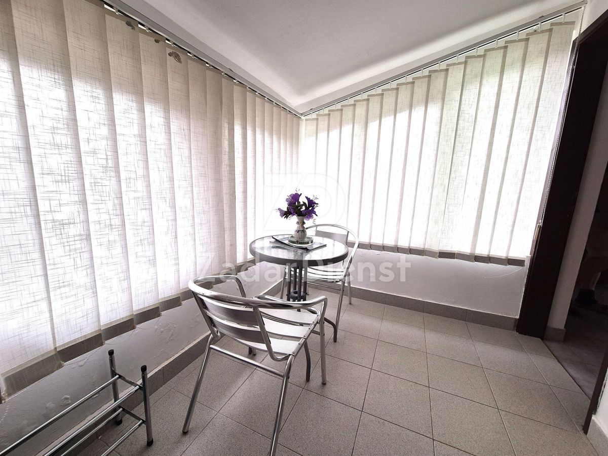 Casa con 4 unità abitative e vista sul mare a Sv. Filip i Jakov