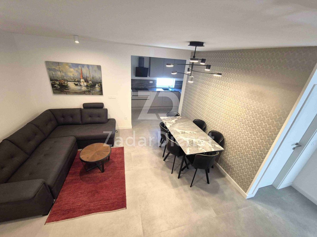 Appartamento moderno su due piani con terrazza sul tetto a Zara