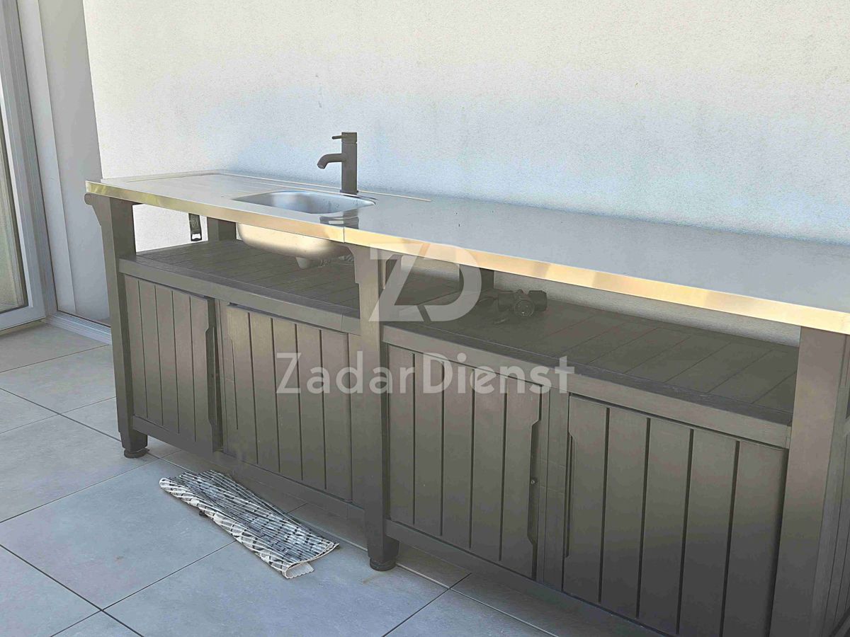 Appartamento moderno su due piani con terrazza sul tetto a Zara