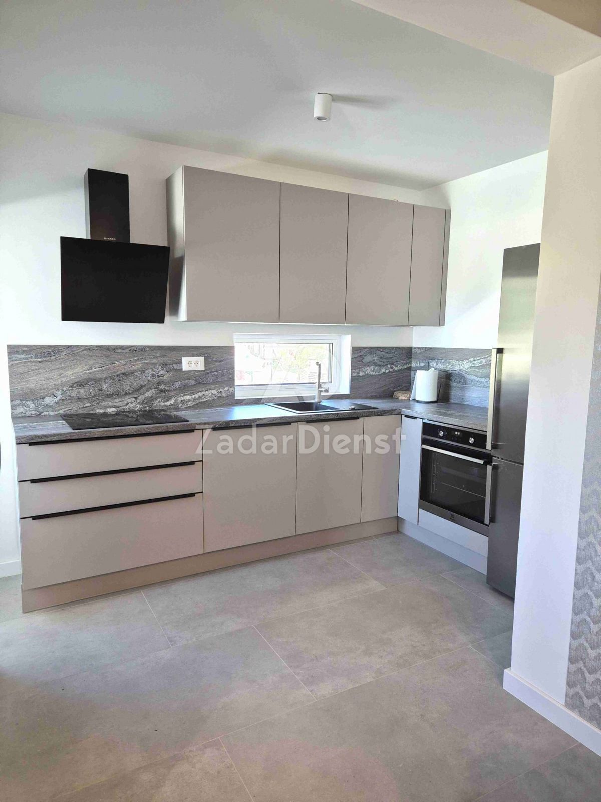 Appartamento moderno su due piani con terrazza sul tetto a Zara