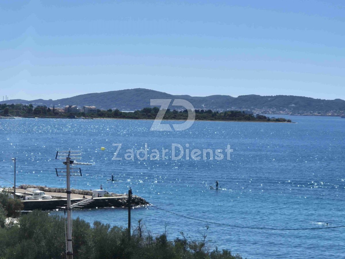 Appartamento moderno su due piani con terrazza sul tetto a Zara