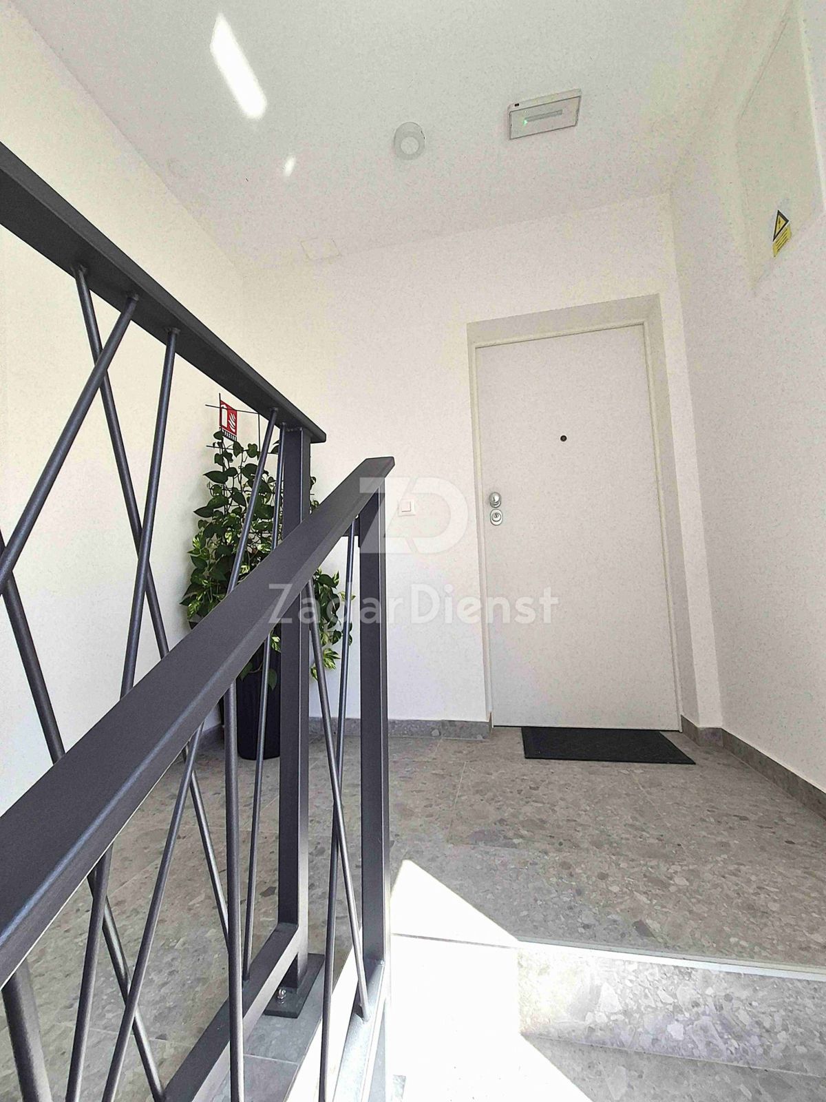 Appartamento moderno su due piani con terrazza sul tetto a Zara