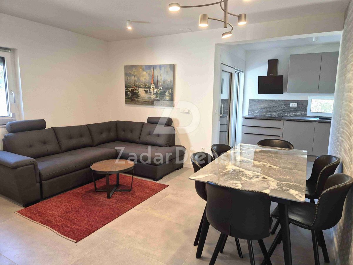 Appartamento moderno su due piani con terrazza sul tetto a Zara