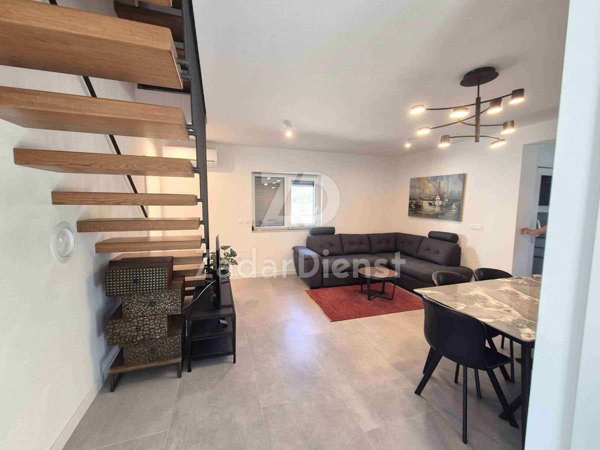 Appartamento moderno su due piani con terrazza sul tetto a Zara