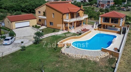 Casa con 6 appartamenti e vista sul mare a Vrsi