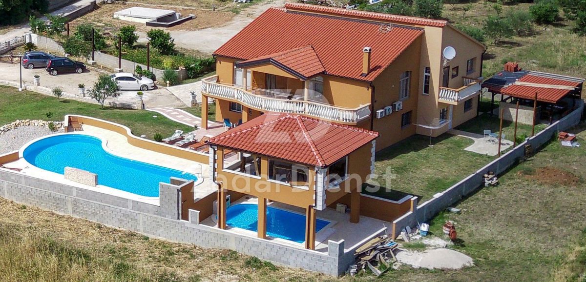 Casa con 6 appartamenti e vista sul mare a Vrsi