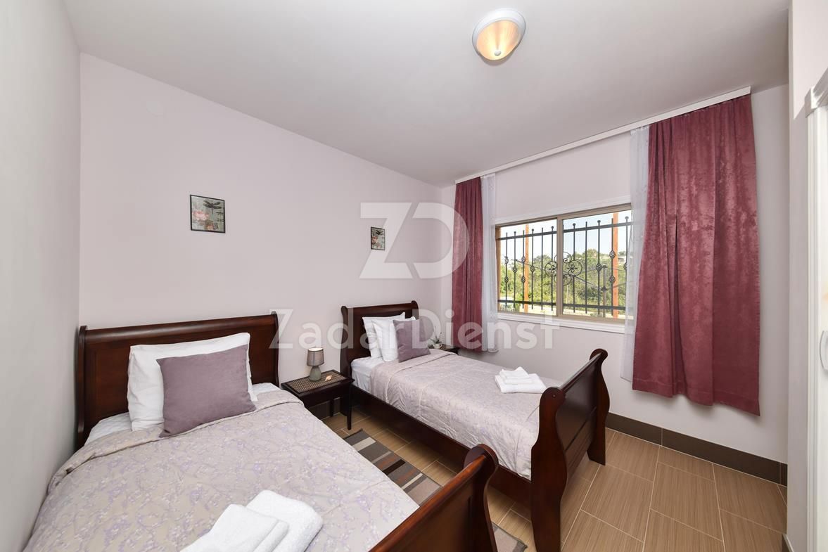 Casa con 6 appartamenti e vista sul mare a Vrsi