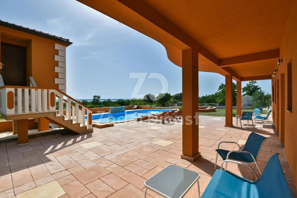 Casa con 6 appartamenti e vista sul mare a Vrsi