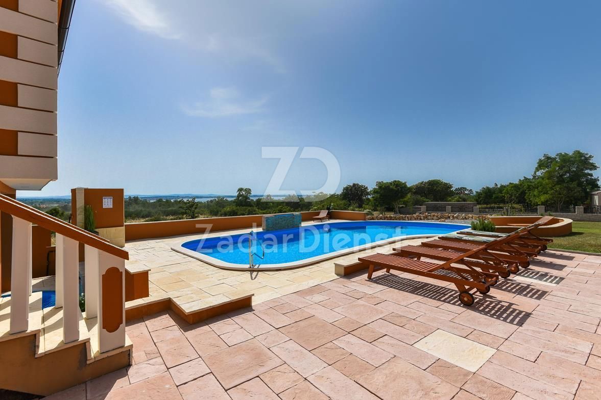 Casa con 6 appartamenti e vista sul mare a Vrsi