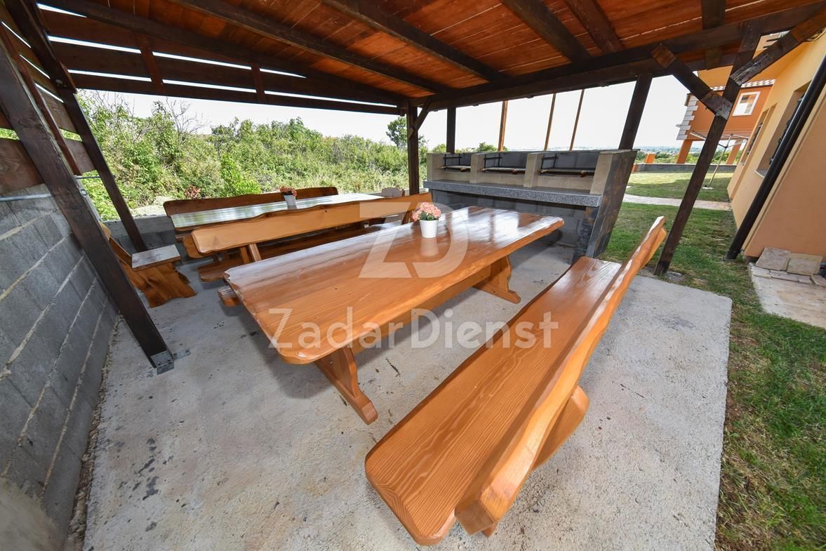 Casa con 6 appartamenti e vista sul mare a Vrsi