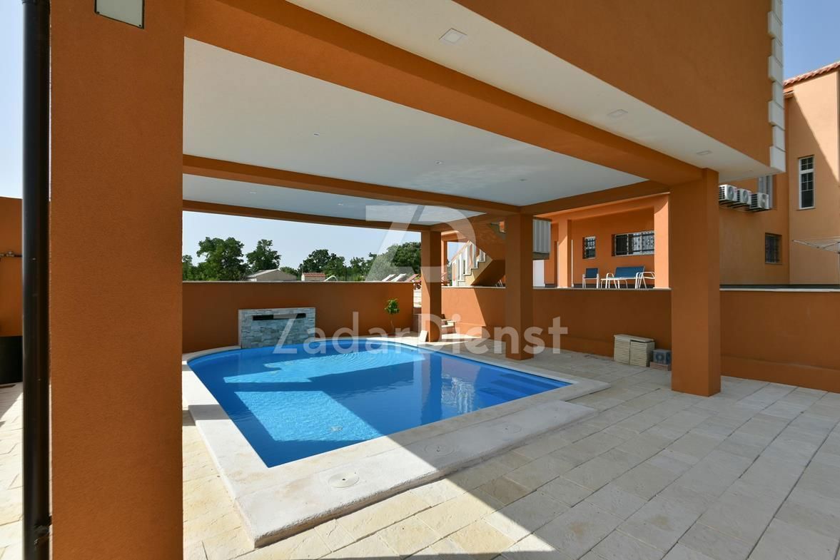 Casa con 6 appartamenti e vista sul mare a Vrsi