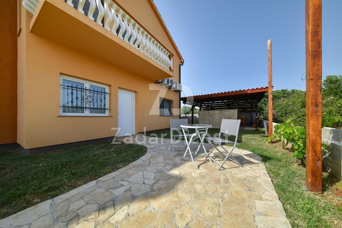 Casa con 6 appartamenti e vista sul mare a Vrsi