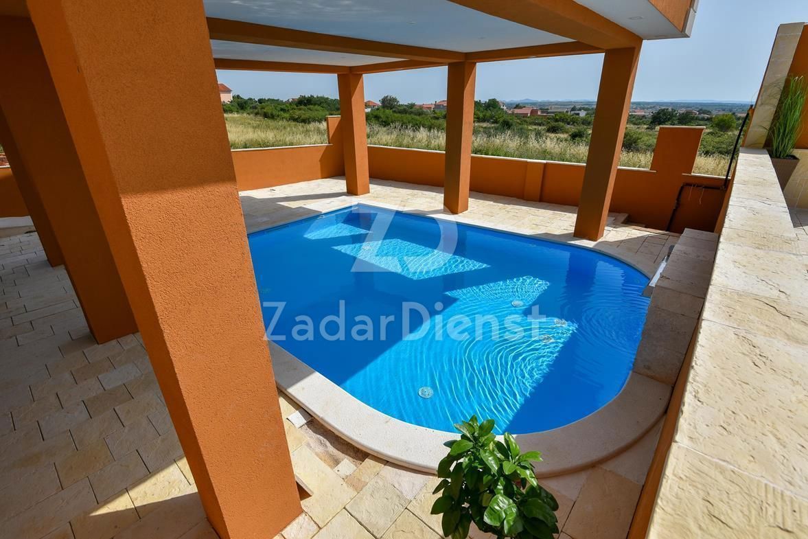 Casa con 6 appartamenti e vista sul mare a Vrsi