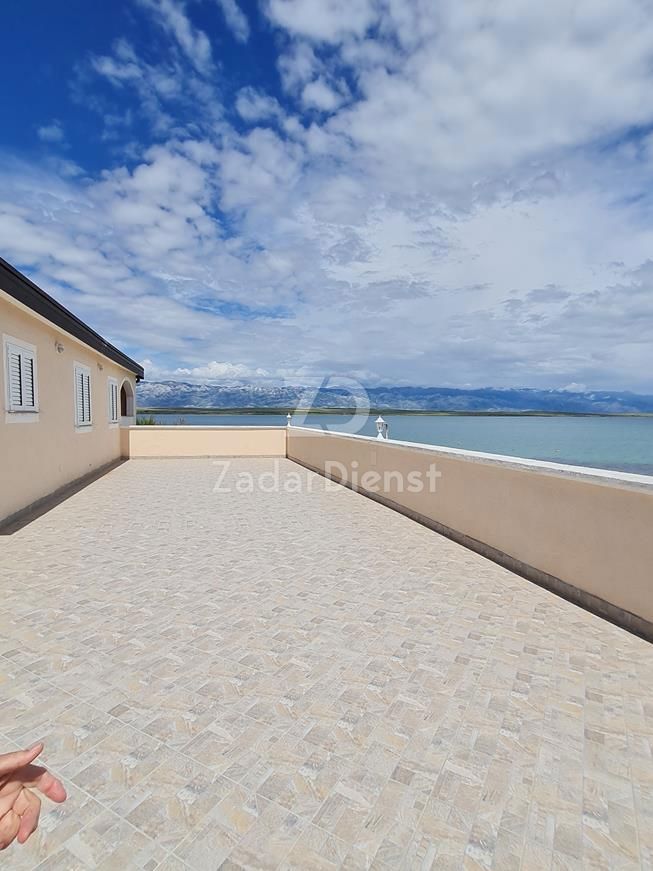 Appartamento di 54 m2, prima fila sul mare sull'isola di Vir