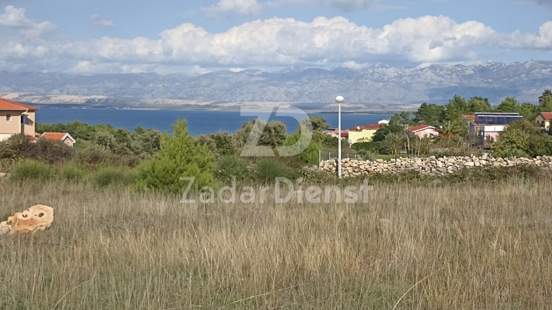Terreno con vista aperta sul mare sull'isola di Vir