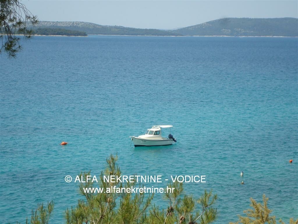 Croazia, zona di Sibenik, Zaboric, in vendita è casa indipendente in riva al mare, con fantastica vista panoramica sul mare e sulle isole