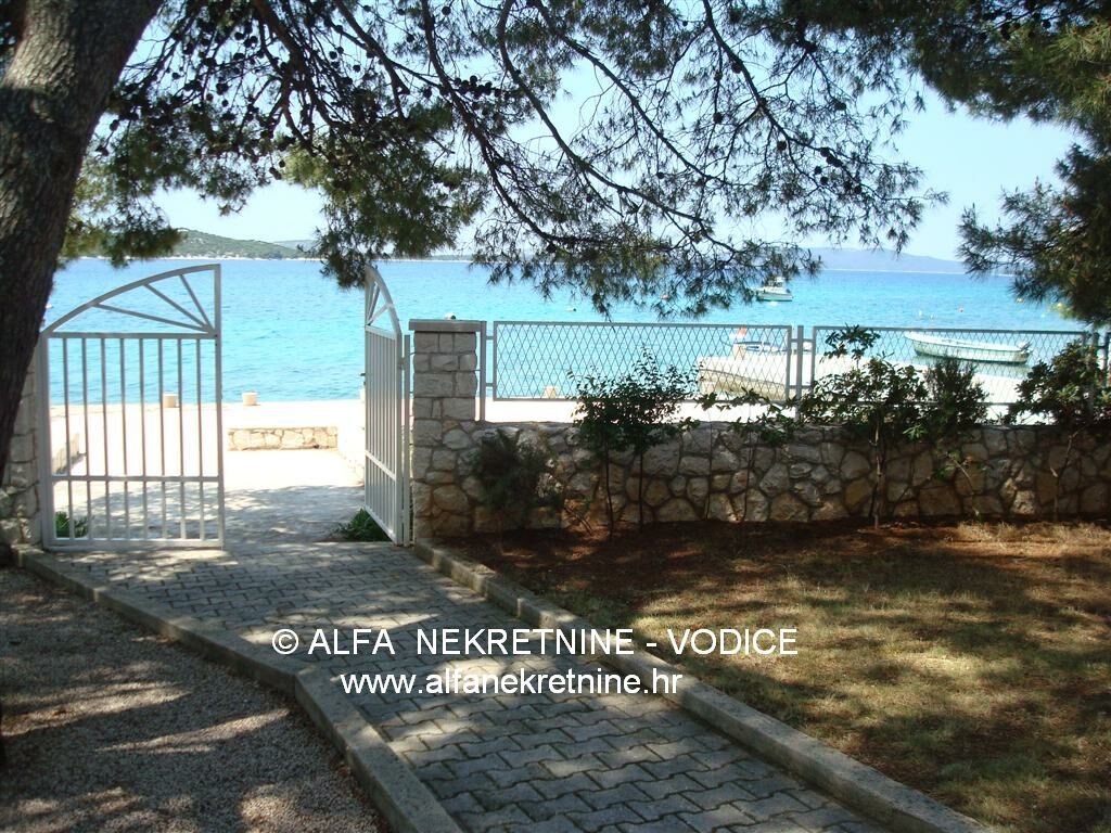 Croazia, zona di Sibenik, Zaboric, in vendita è casa indipendente in riva al mare, con fantastica vista panoramica sul mare e sulle isole