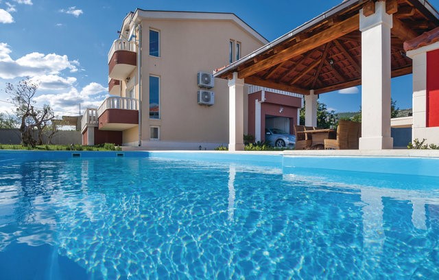 In vendita, bella villa con piscina per vacanze in famiglia