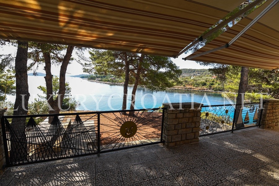 VILLA WATERFRONT IN VENDITA, VELI IZ, ZADAR AREA