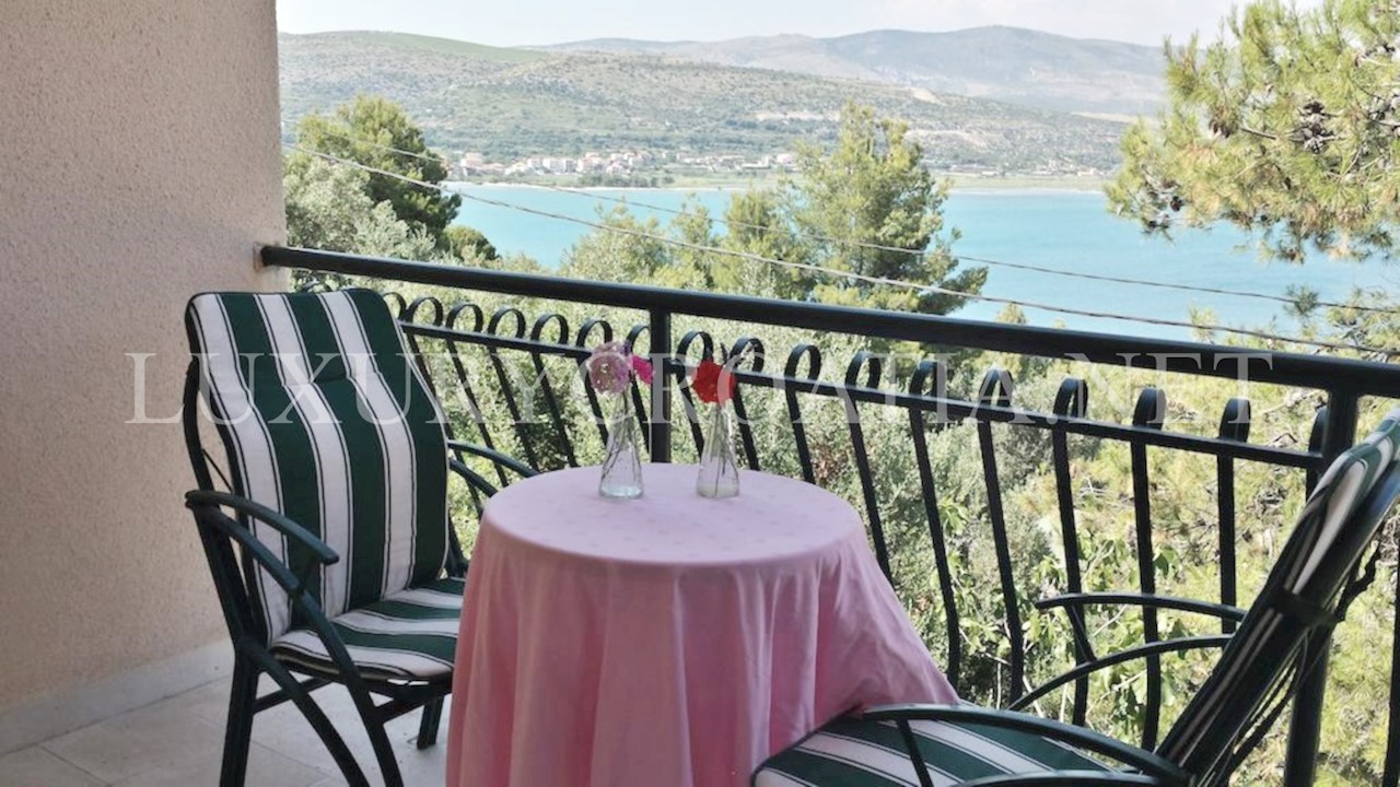 Spazioso condominio con piscina vicino a Trogir in vendita